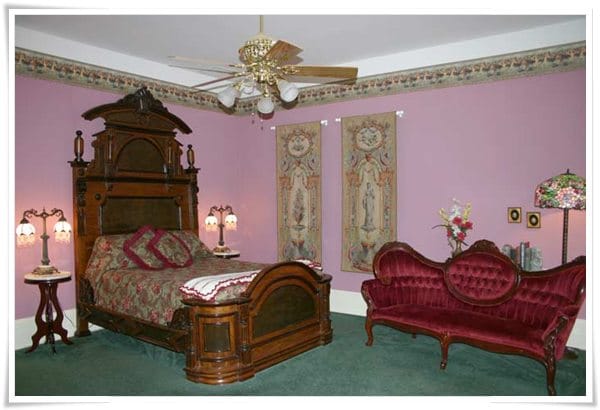 Places to stay near Cumberland Caverns, Falcon Manor Bed & Breakfast