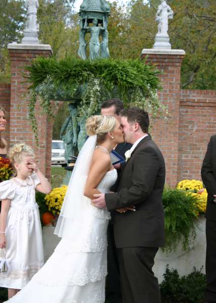 First kiss at Tennessee garden wedding