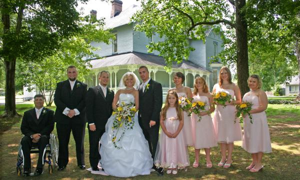 Bridal party in front of Falcon Rest Mansion wedding location between Nashville and Chattanooga