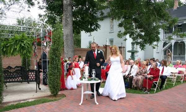 Outdoor wedding venue in Falcon Rest Mansion's courtyard